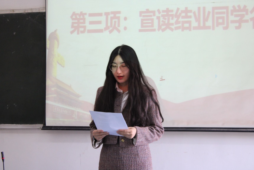 冰球官网团委举办第三期团课结业典礼暨入团仪式 冰球官网团委举办第三期团课结业典礼暨入团仪式