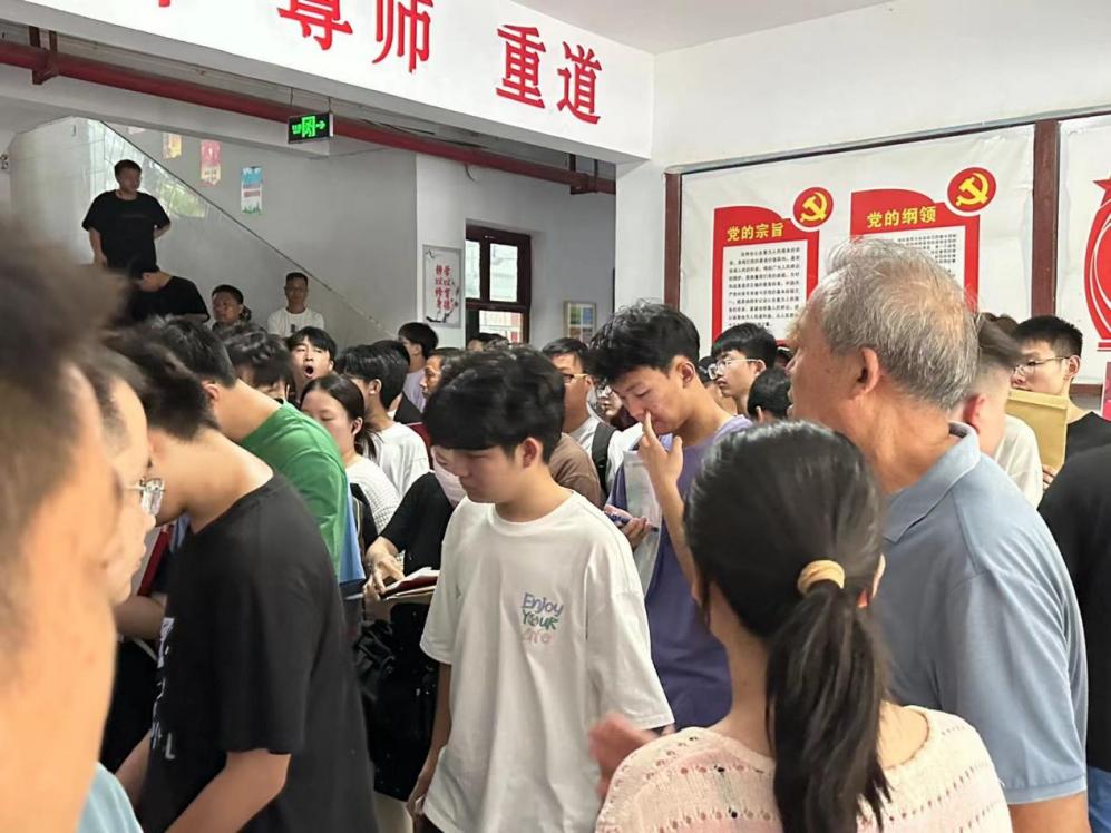 冰球官网顺利开展迎接2023级新生报道工作 冰球官网顺利开展迎接2023级新生报道工作
