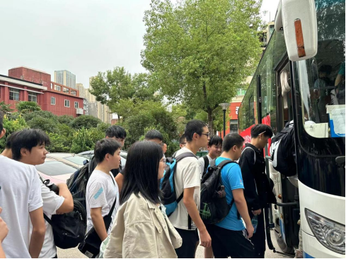 武科职学子开启新征程:冰球官网欢送学生赴企业实习就业! 武科职学子开启新征程:冰球官网欢送学生赴企业实习就业!
