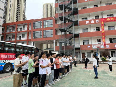 武科职学子开启新征程:冰球官网欢送学生赴企业实习就业! 武科职学子开启新征程:冰球官网欢送学生赴企业实习就业!