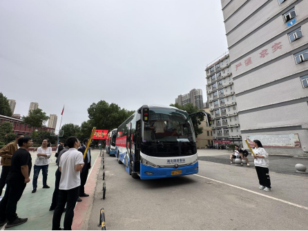 武科职学子开启新征程:冰球官网欢送学生赴企业实习就业! 武科职学子开启新征程:冰球官网欢送学生赴企业实习就业!
