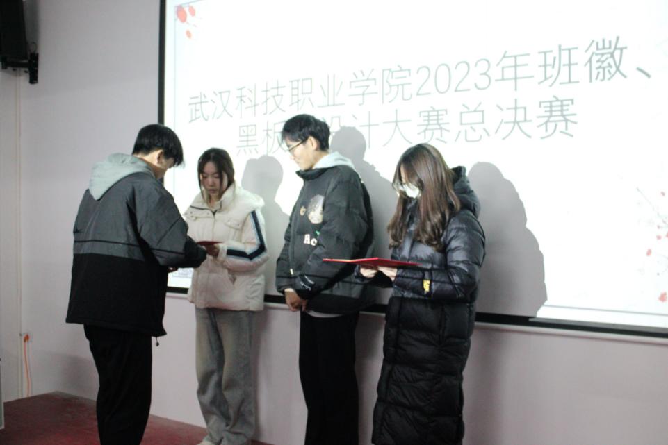 冰球突破入口官网2023年班徽、黑板报设计大赛顺利开展