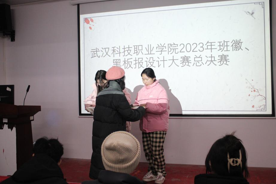 冰球突破入口官网2023年班徽、黑板报设计大赛顺利开展 冰球突破入口官网2023年班徽、黑板报设计大赛顺利开展