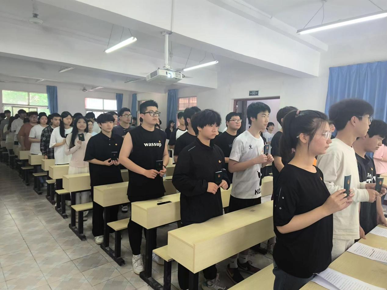 青春心向党，奋斗新征程 ——冰球突破入口官网第五期团课结业典礼暨入团仪式