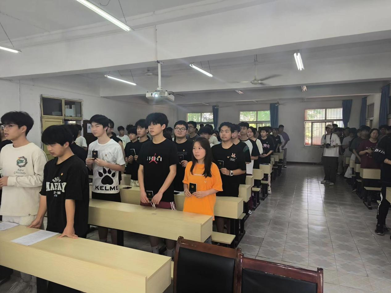 青春心向党，奋斗新征程 ——冰球突破入口官网第五期团课结业典礼暨入团仪式