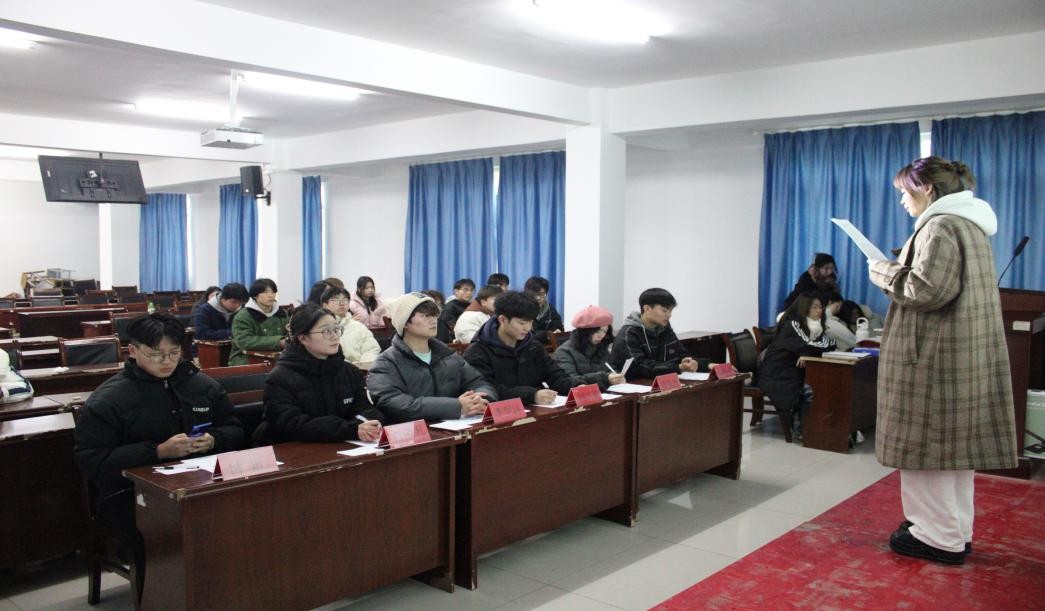 冰球突破入口官网2023年班徽、黑板报设计大赛顺利开展