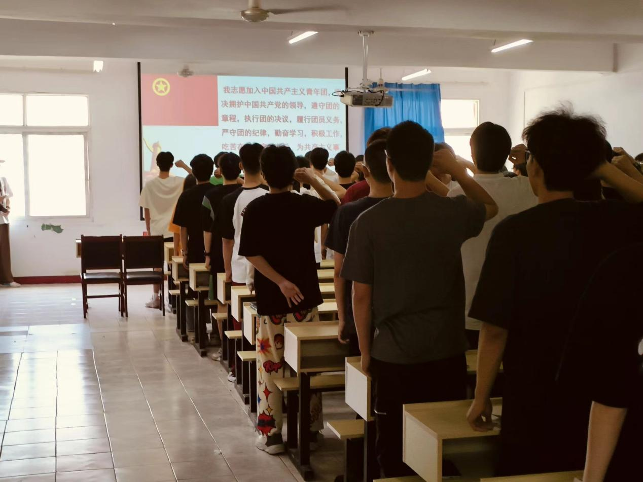 青春心向党，奋斗新征程 ——冰球突破入口官网第五期团课结业典礼暨入团仪式