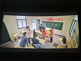 冰球官网组织教职员工观看影片《一生只为一事来》