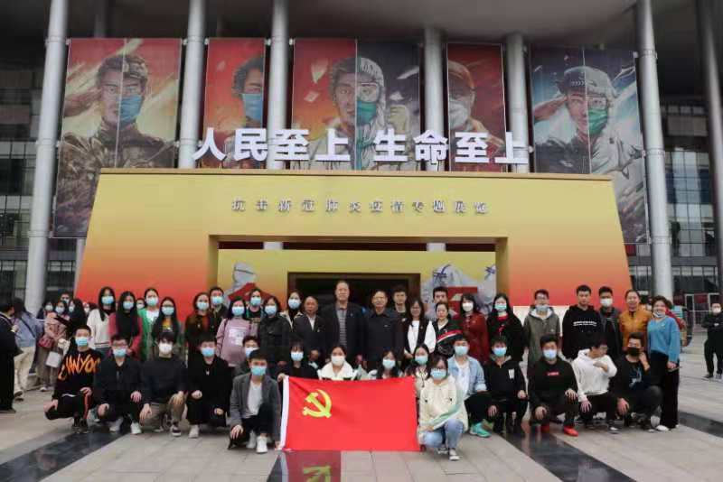 人民至上,生命至上 冰球官网组织党员教职工及入党积极分子 到武汉客厅参观抗疫专题展览 人民至上,生命至上 冰球官网组织党员教职工及入党积极分子 到武汉客厅参观抗疫专题展览