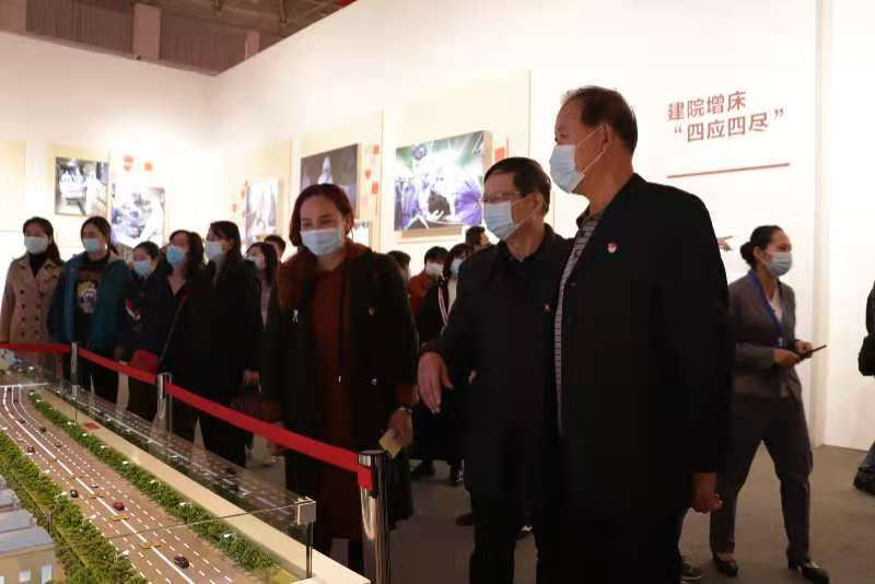 人民至上,生命至上 冰球官网组织党员教职工及入党积极分子 到武汉客厅参观抗疫专题展览 人民至上,生命至上 冰球官网组织党员教职工及入党积极分子 到武汉客厅参观抗疫专题展览