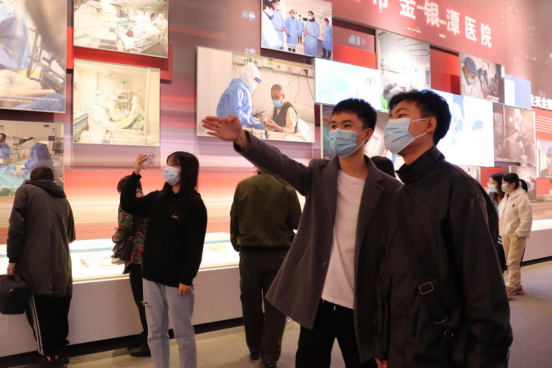 人民至上,生命至上 冰球官网组织党员教职工及入党积极分子 到武汉客厅参观抗疫专题展览 人民至上,生命至上 冰球官网组织党员教职工及入党积极分子 到武汉客厅参观抗疫专题展览