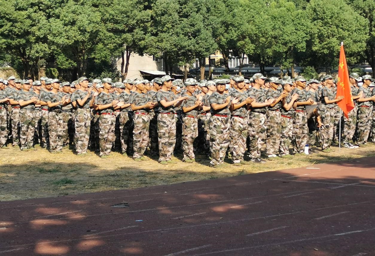 “浓情中秋,爱满校园”冰球官网为军训新生发放月饼 “浓情中秋,爱满校园”冰球官网为军训新生发放月饼