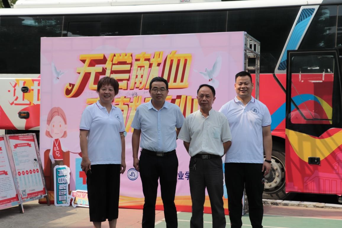 冰球官网组织百余名学生参加杨园街道 团体无偿献血活动 冰球官网组织百余名学生参加杨园街道 团体无偿献血活动