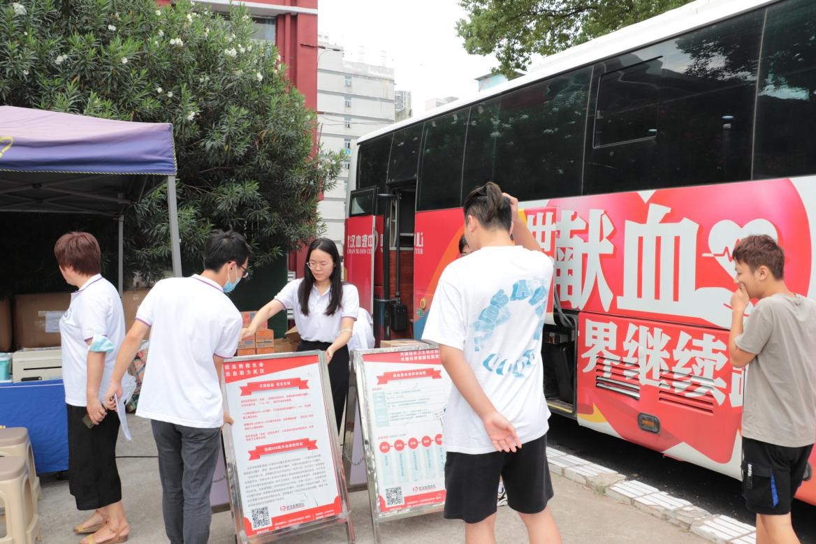 冰球官网组织百余名学生参加杨园街道 团体无偿献血活动 冰球官网组织百余名学生参加杨园街道 团体无偿献血活动