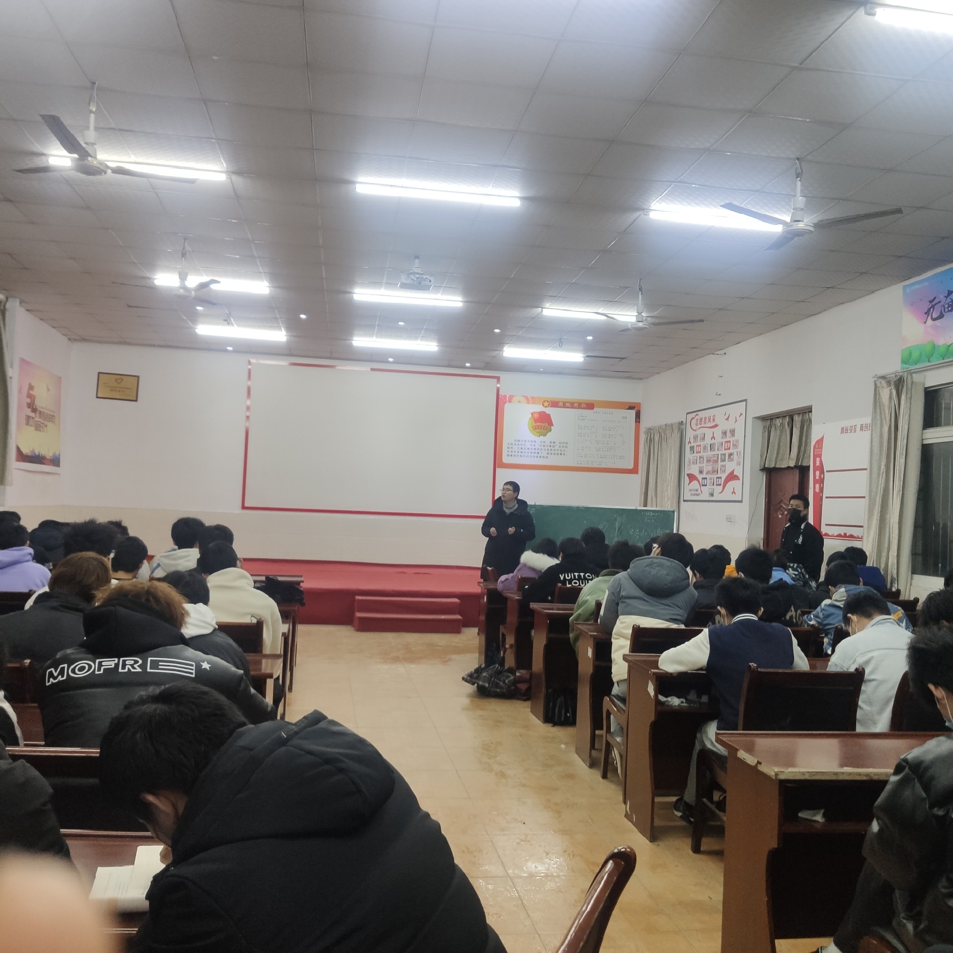 冰球突破入口官网疫情期间学生心理疏导班会